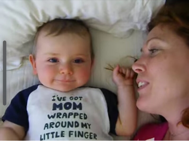 El precioso momento: Mamá y niño mandan besos a todos
