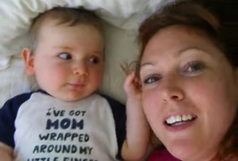 El precioso momento: Mamá y niño mandan besos a todos