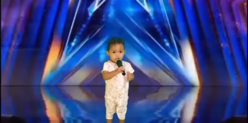 Simon Cowell no podía creer lo que oía y le pidió a la hermosa niña que cantara a capella. Después de cantar a la niña, Simone quedó en shock.