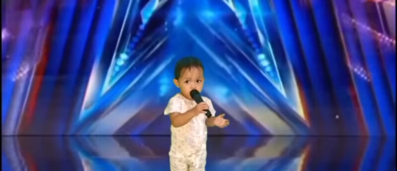 Simon Cowell no podía creer lo que oía y le pidió a la hermosa niña que cantara a capella. Después de cantar a la niña, Simone quedó en shock.