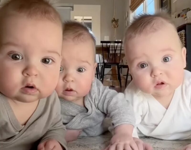 Triplica la ternura: ¡el teléfono de mamá se convierte en un espejo para los adorables momentos de los trillizos!