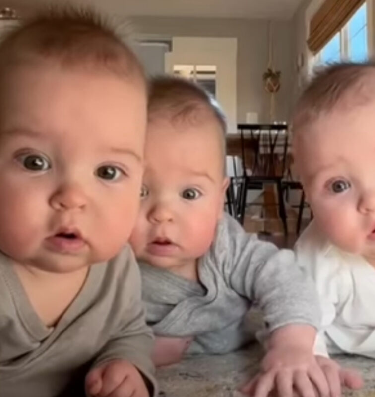 Triplica la ternura: ¡el teléfono de mamá se convierte en un espejo para los adorables momentos de los trillizos!