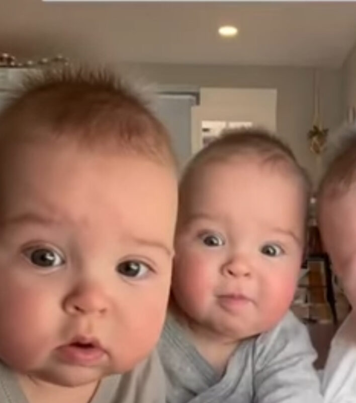 Triplica la ternura: ¡el teléfono de mamá se convierte en un espejo para los adorables momentos de los trillizos!