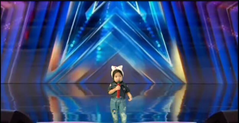 Esto nunca antes había sucedido en la historia, Simon Cowell rompe a LÁGRIMAS cuando la niña comenzó a cantar, toda la multitud se quedó sin aliento.