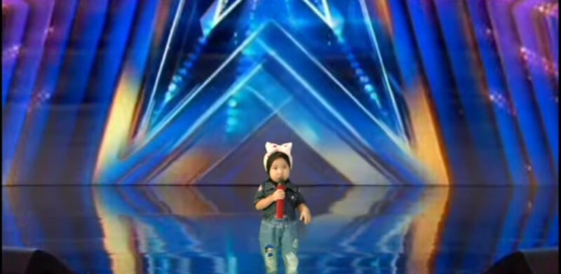 Esto nunca antes había sucedido en la historia, Simon Cowell rompe a LÁGRIMAS cuando la niña comenzó a cantar, toda la multitud se quedó sin aliento.