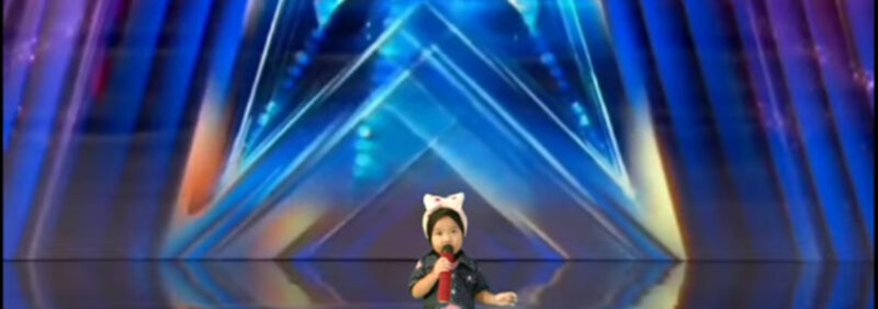 Esto nunca antes había sucedido en la historia, Simon Cowell rompe a LÁGRIMAS cuando la niña comenzó a cantar, toda la multitud se quedó sin aliento.