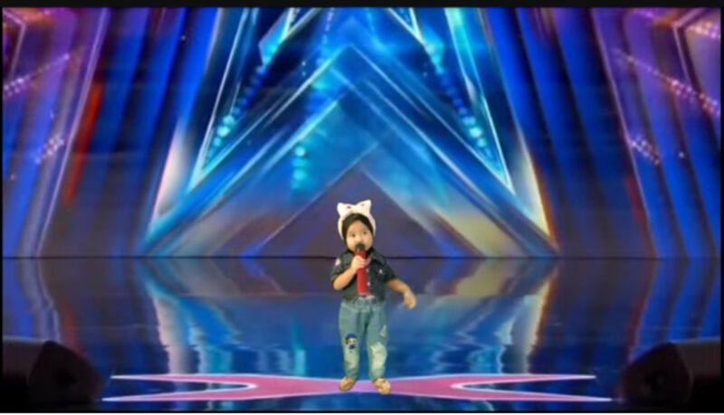 Esto nunca antes había sucedido en la historia, Simon Cowell rompe a LÁGRIMAS cuando la niña comenzó a cantar, toda la multitud se quedó sin aliento.