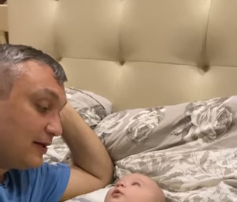 ¡Gracias por la sonrisa querida! Cuando papá está cerca ella es la persona más feliz.