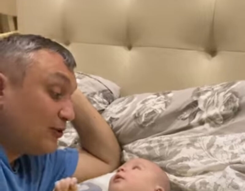 ¡Gracias por la sonrisa querida! Cuando papá está cerca ella es la persona más feliz.