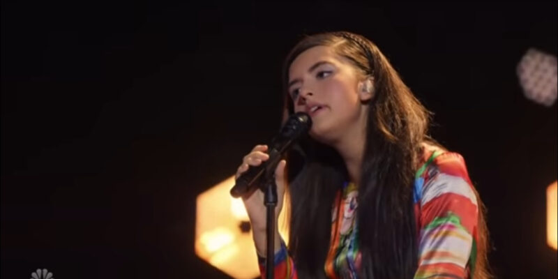 La superestrella le pide a una niña que cante “You Raise Me Up”. Segundos después, la niña derriba la casa.