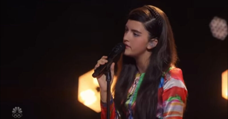 La superestrella le pide a una niña que cante “You Raise Me Up”. Segundos después, la niña derriba la casa.