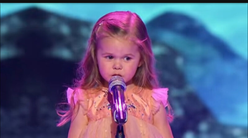 Mira como canta esta niña de 3 años. No encuentro palabras para decir.