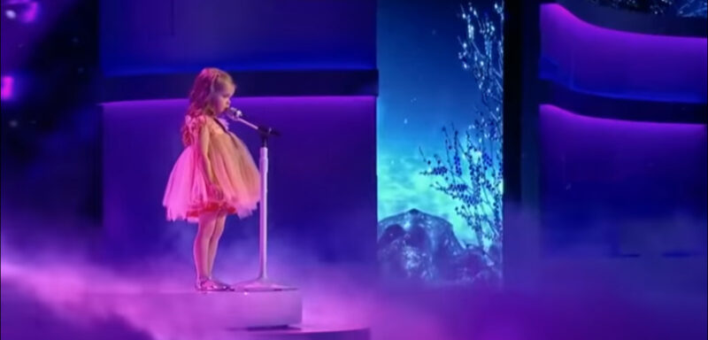 Mira como canta esta niña de 3 años. No encuentro palabras para decir.