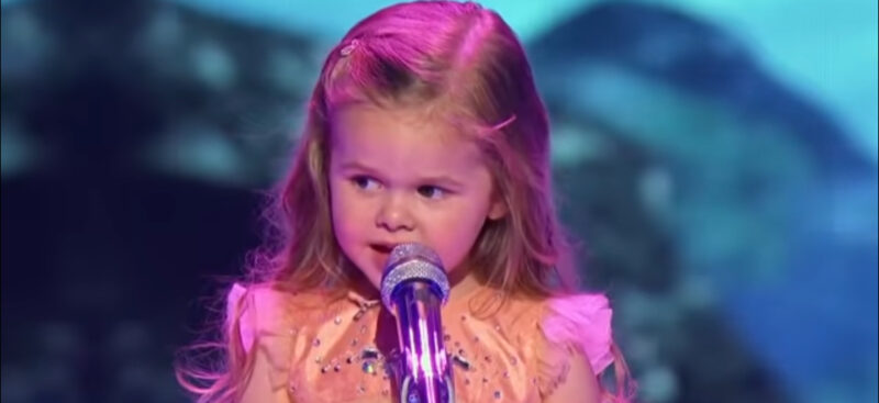 Mira como canta esta niña de 3 años. No encuentro palabras para decir.