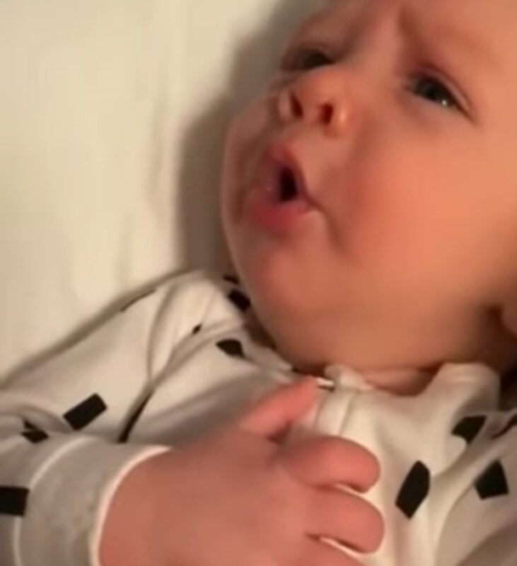 Un momento conmovedor: la sonrisa inocente y los arrullos de un bebé recién nacido