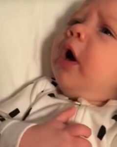 Un momento conmovedor: la sonrisa inocente y los arrullos de un bebé recién nacido