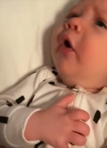 Un momento conmovedor: la sonrisa inocente y los arrullos de un bebé recién nacido