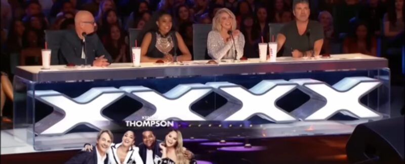 Este es un incidente increíble en la historia. Simon Cowell rompe a llorar cuando escuchó actuar a este niño