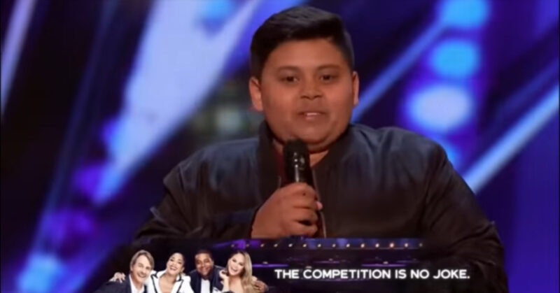 Este es un incidente increíble en la historia. Simon Cowell rompe a llorar cuando escuchó actuar a este niño