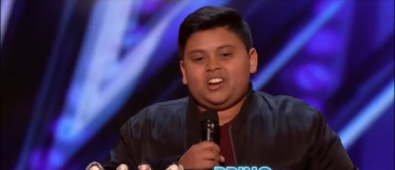 Este es un incidente increíble en la historia. Simon Cowell rompe a llorar cuando escuchó actuar a este niño