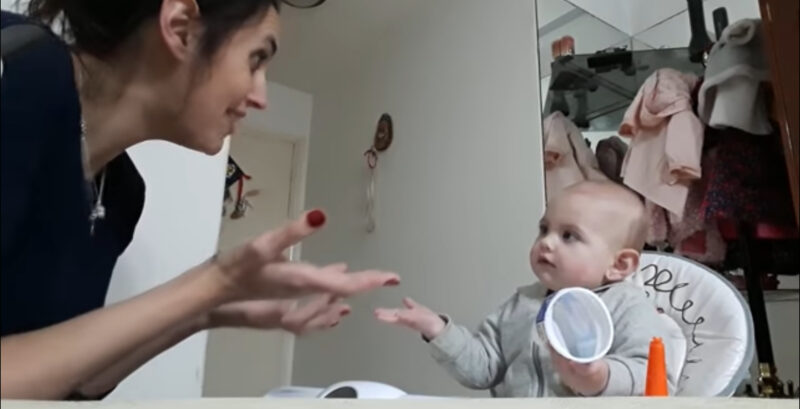 Ce bambin qui se disputa avec sa mère est absolument adorable dans toutes les langues