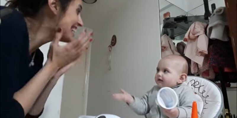 Ce bambin qui se disputa avec sa mère est absolument adorable dans toutes les langues