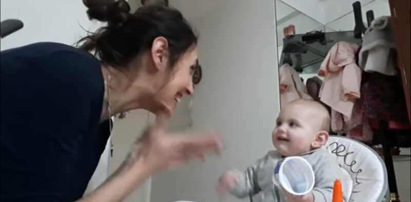 Ce bambin qui se disputa avec sa mère est absolument adorable dans toutes les langues