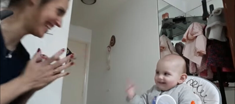 Ce bambin qui se disputa avec sa mère est absolument adorable dans toutes les langues