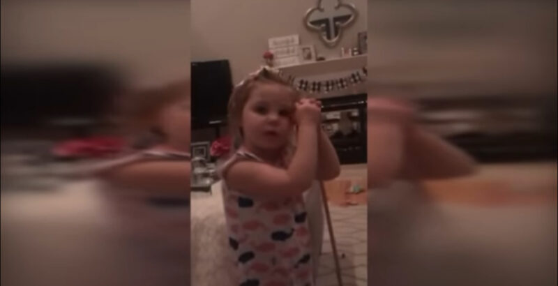 Une fillette de 3 ans a mis son camarade de classe dans une Prize de tête parce qu’il lui avait demandé. La entrevista a los pequeños héroes