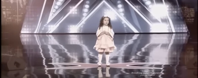¡Fue un momento para los libros de historia! Simon Cowell, abrumado por la emoción, presionó frenéticamente el botón...