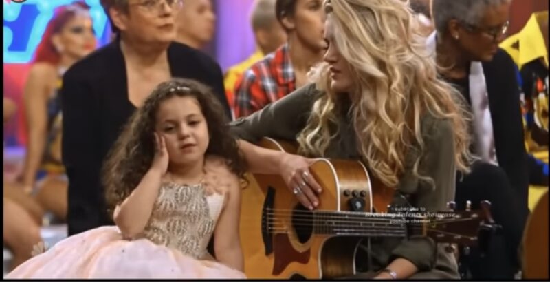 ¡Fue un momento para los libros de historia! Simon Cowell, abrumado por la emoción, presionó frenéticamente el botón...