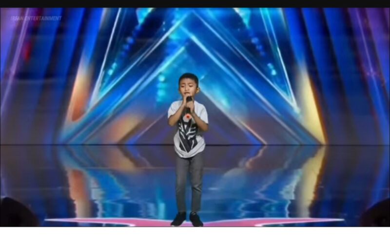 Esto nunca antes había sucedido en la historia, Simon Cowell rompe en LÁGRIMAS cuando la niña comenzó a cantar, toda la multitud se quedó sin aliento.
