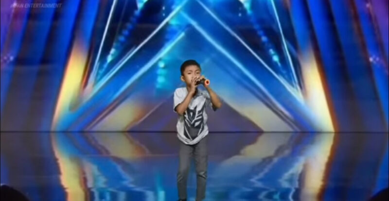 Esto nunca antes había sucedido en la historia, Simon Cowell rompe en LÁGRIMAS cuando la niña comenzó a cantar, toda la multitud se quedó sin aliento.