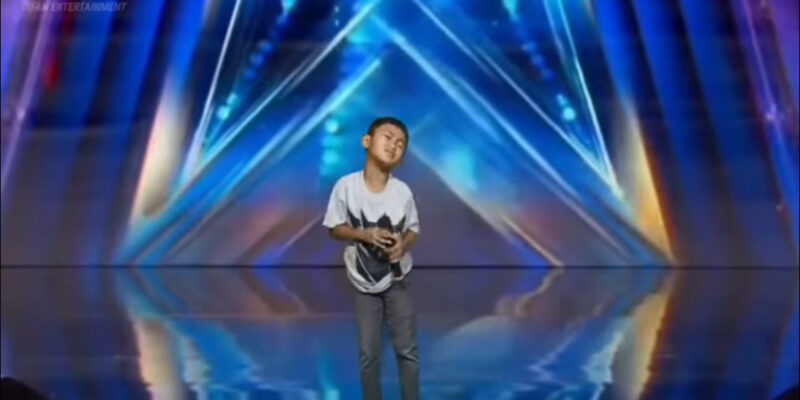 Esto nunca antes había sucedido en la historia, Simon Cowell rompe en LÁGRIMAS cuando la niña comenzó a cantar, toda la multitud se quedó sin aliento.