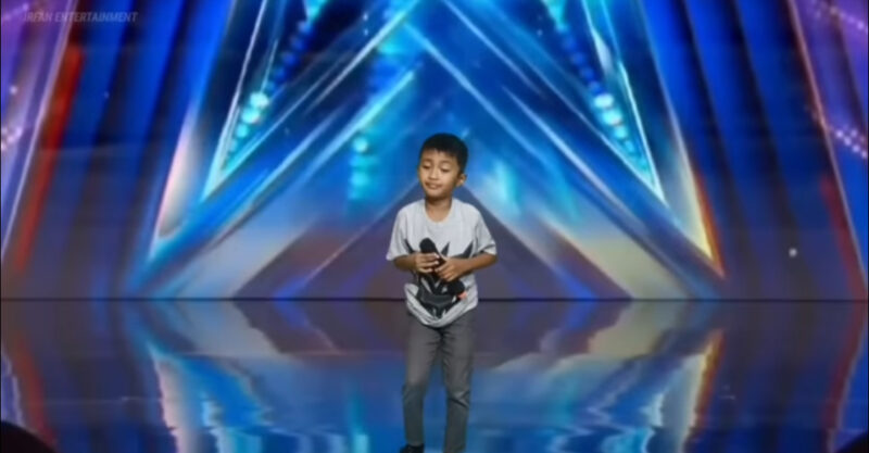 Esto nunca antes había sucedido en la historia, Simon Cowell rompe en LÁGRIMAS cuando la niña comenzó a cantar, toda la multitud se quedó sin aliento.
