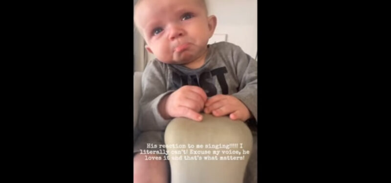 Bebé emocional llora al escuchar el canto de su madre