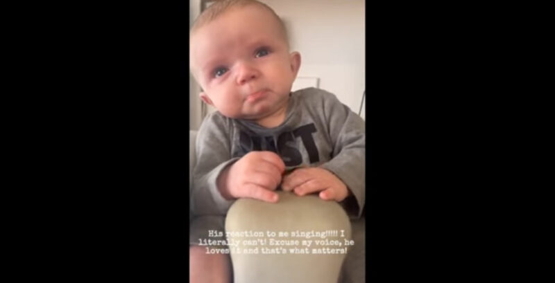 Bebé emocional llora al escuchar el canto de su madre