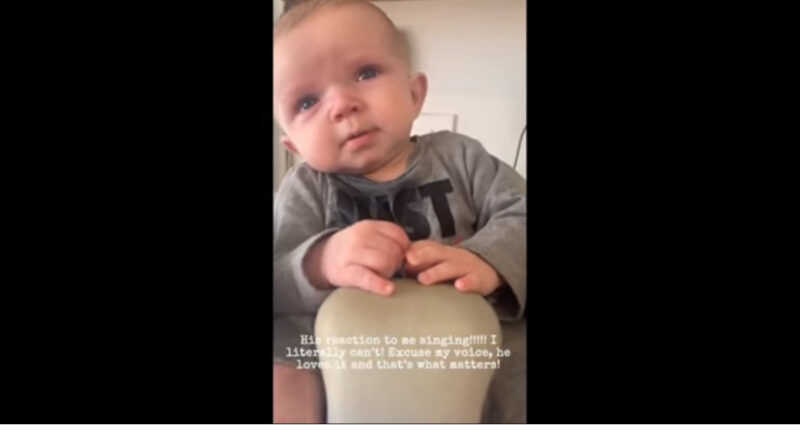 Bebé emocional llora al escuchar el canto de su madre