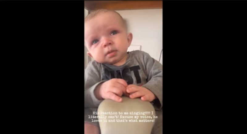 Bebé emocional llora al escuchar el canto de su madre