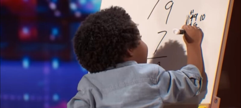Esto nunca antes había sucedido en la historia, Simon Cowell rompe en LÁGRIMAS cuando la niña comenzó a cantar, toda la multitud se quedó sin aliento.
