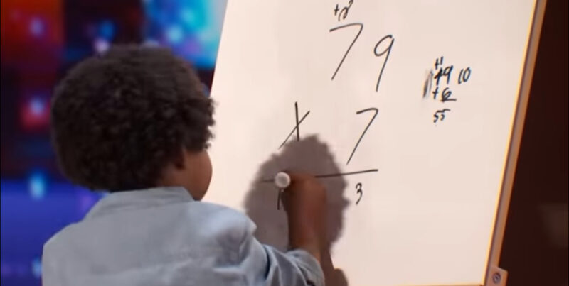 Esto nunca antes había sucedido en la historia, Simon Cowell rompe en LÁGRIMAS cuando la niña comenzó a cantar, toda la multitud se quedó sin aliento.