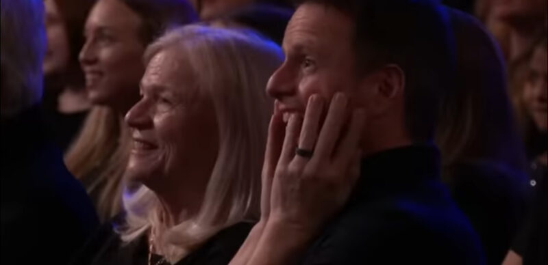Esto nunca antes había sucedido en la historia, Simon Cowell rompe en LÁGRIMAS cuando la niña comenzó a cantar, toda la multitud se quedó sin aliento.