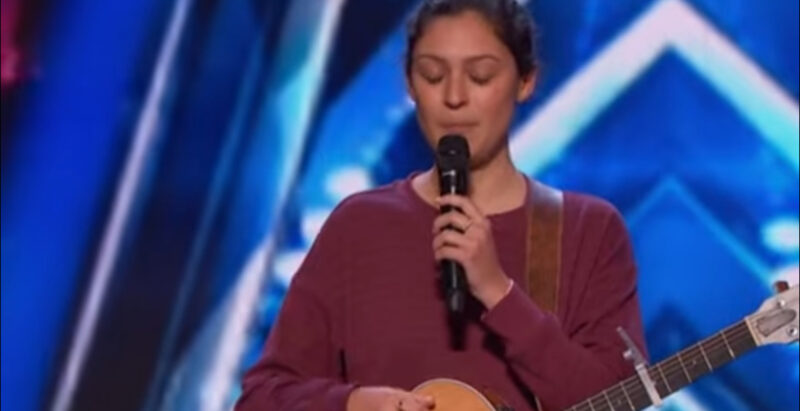 Este es un raro milagro en la historia. El pequeño tiene sólo 1 año y canta tan bien en el escenario que el jurado se conmueve hasta las lágrimas.