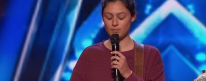 Este es un raro milagro en la historia. El pequeño tiene sólo 1 año y canta tan bien en el escenario que el jurado se conmueve hasta las lágrimas.