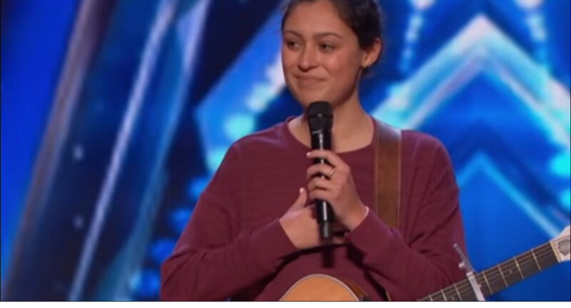 Este es un raro milagro en la historia. El pequeño tiene sólo 1 año y canta tan bien en el escenario que el jurado se conmueve hasta las lágrimas.