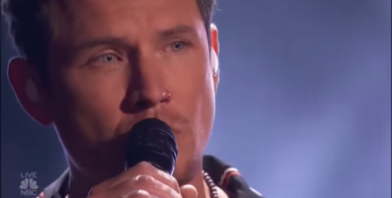 El Juez rompe a llorar en televisión en vivo luego de que el hombre canta »Nosotros»