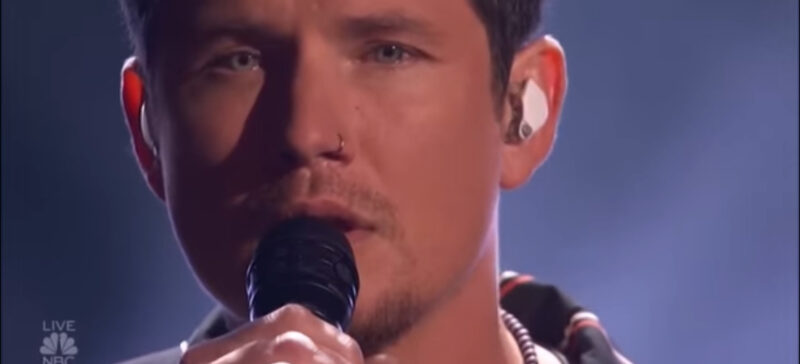 El Juez rompe a llorar en televisión en vivo luego de que el hombre canta »Nosotros»