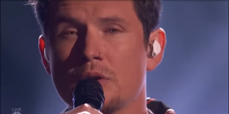 El Juez rompe a llorar en televisión en vivo luego de que el hombre canta »Nosotros»