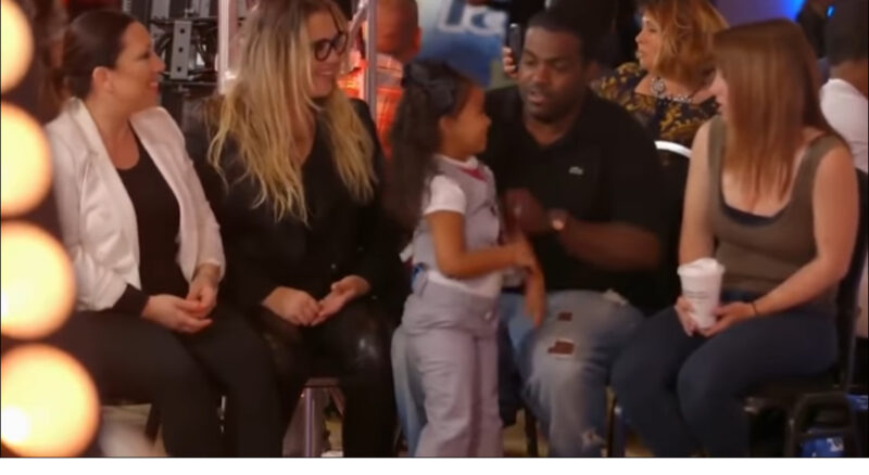 Esto nunca volverá a suceder, Simon Cowell y el público están simplemente asombrados por la canción de esta chica.