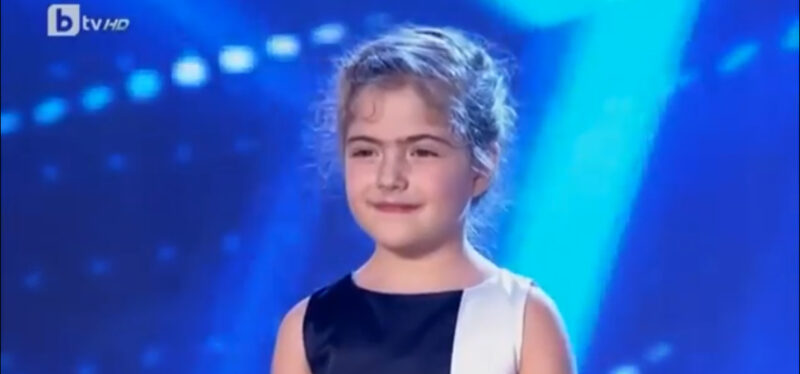 Niña de 6 años canta en la sala quedan atónitas Visto en 1 día 90.000000 millones de personas